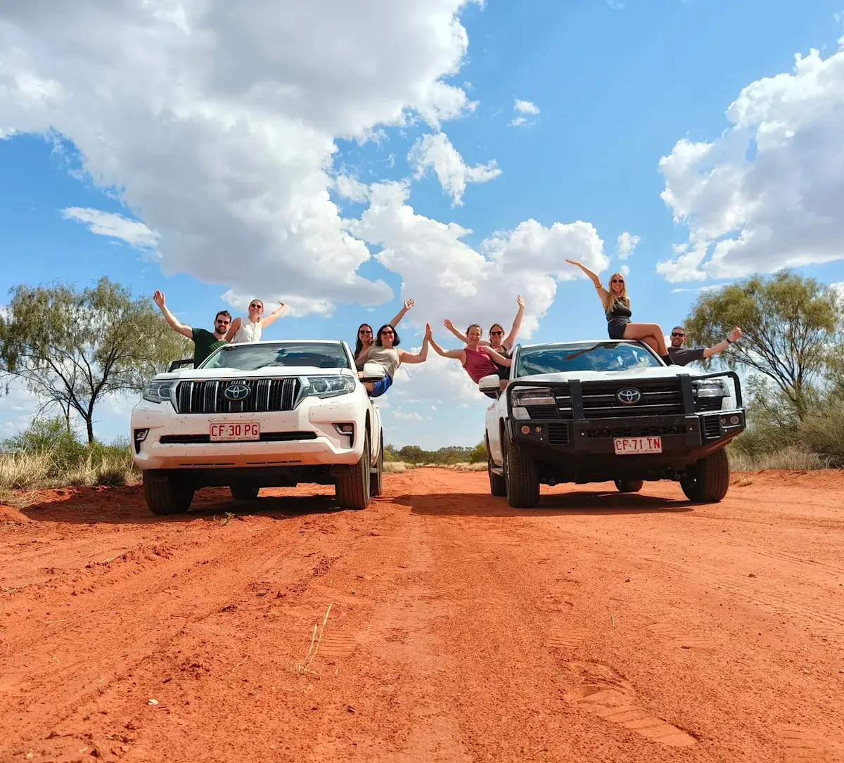 jongeren-juichen-op-terreinwagens-in-woestijn &middot; amazing-australia