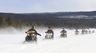 Ga snowscooteren over een bevroren meer