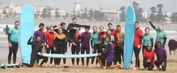 surfers-met-blauwe-boards-op-het-strand