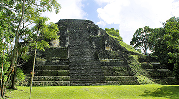 Beklim de piramiden van de Maya's in Tikal