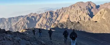 trekkers-op-rotsig-bergpad-met-ravijnen