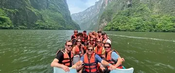blauwe-boot-door-groene-canyon