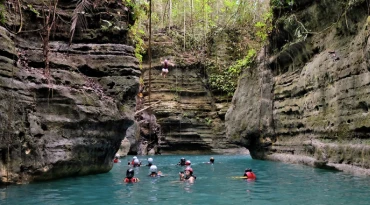 Canyoning in Moalboal: springen, slingeren en pure adrenaline.