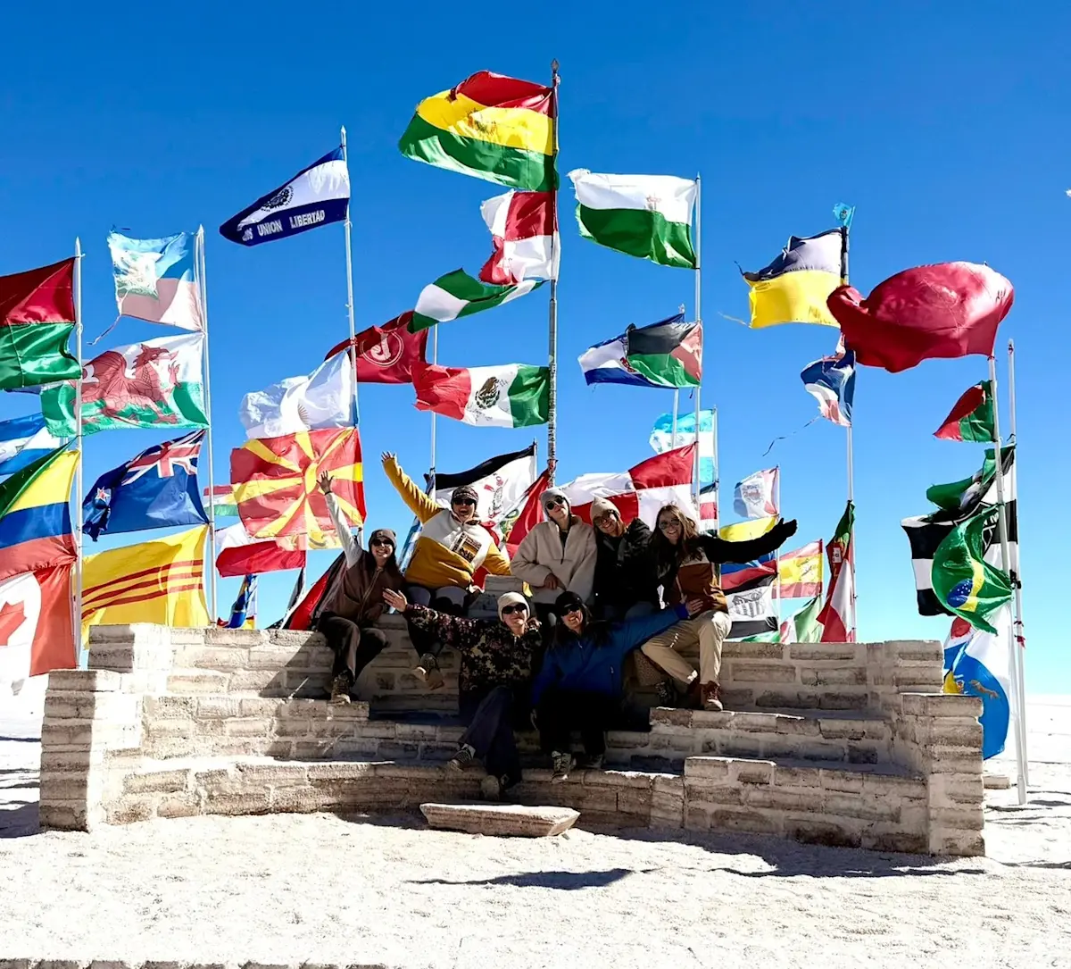 kunstwerk-op-zandvlakte-met-internationale-vlaggen &middot; peru-bolivia-chili-trip