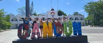 toeristen-poseren-bij-het-cancun-logo
