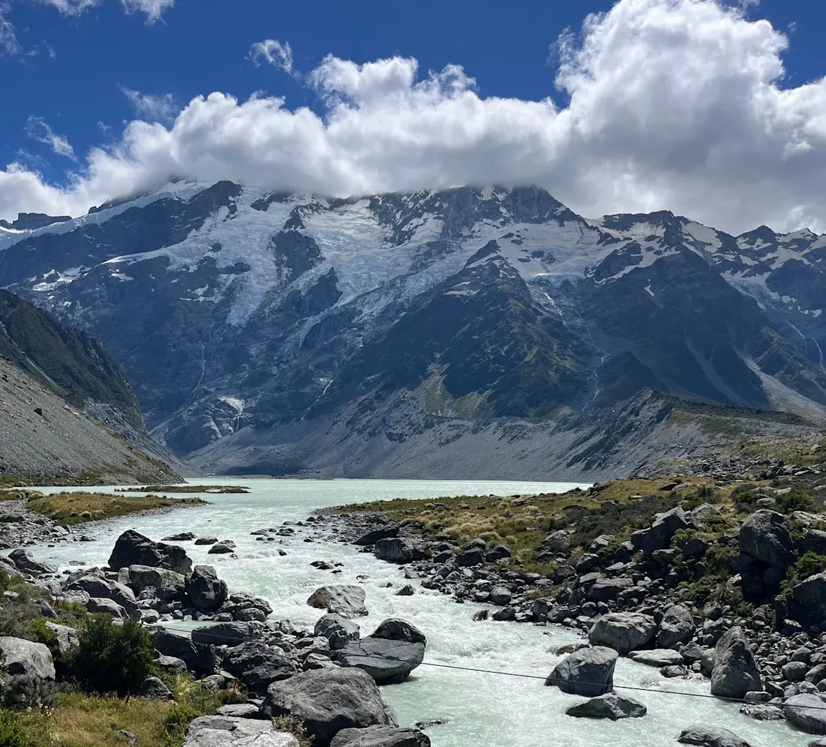 gletsjerrivier-tussen-sneeuwpieken-en-bergmeer &middot; new-zealand-north-to-south