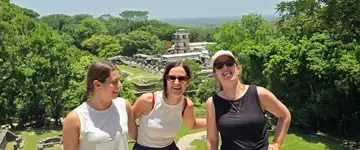 drie-vrouwen-voor-antieke-stenen-ruines