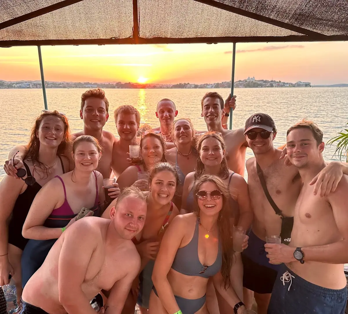 vrienden-onder-parasol-bij-zonsondergang &middot; guatemala-en-belize-adventure
