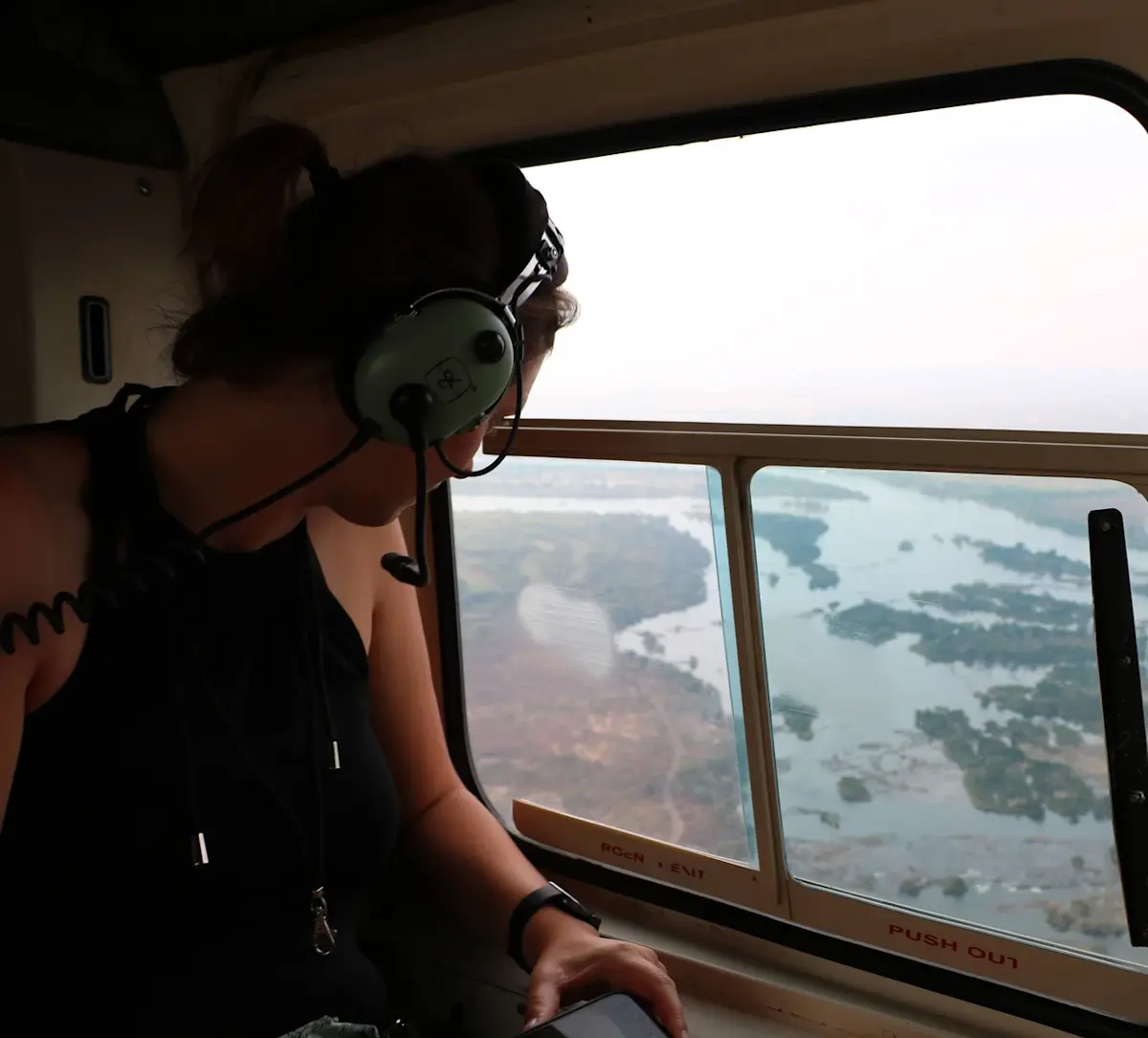 passagier-kijkt-naar-kronkelende-rivieren-beneden &middot; namibia-botswana-en-victoria-falls