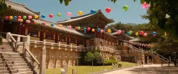 traditionele-tempel-met-opgebogen-daken-en-lantaarns