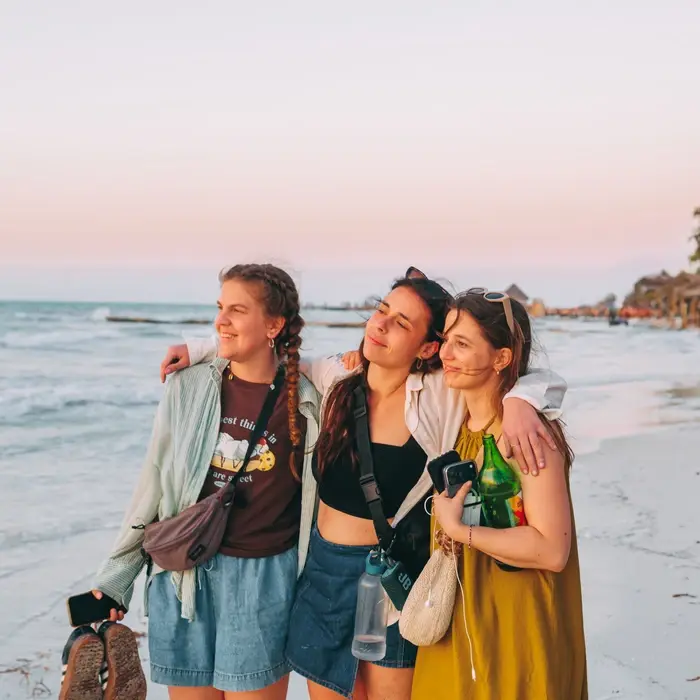 vrouwen-kijken-naar-zonsondergang-op-strand &middot; mexican-wonders