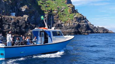 De golven trotseren rond Skellig Michael