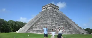 toeristen-springen-voor-de-piramide