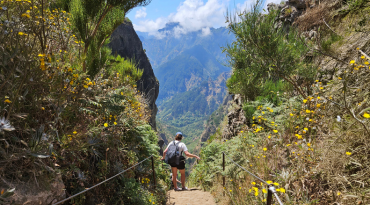 Hike van bergtop naar bergtop tijdens de Pico to Pico-route in Madeira