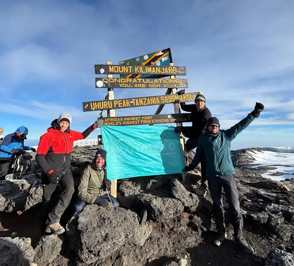 KIL groepsfoto op de top van de kilimanjaro