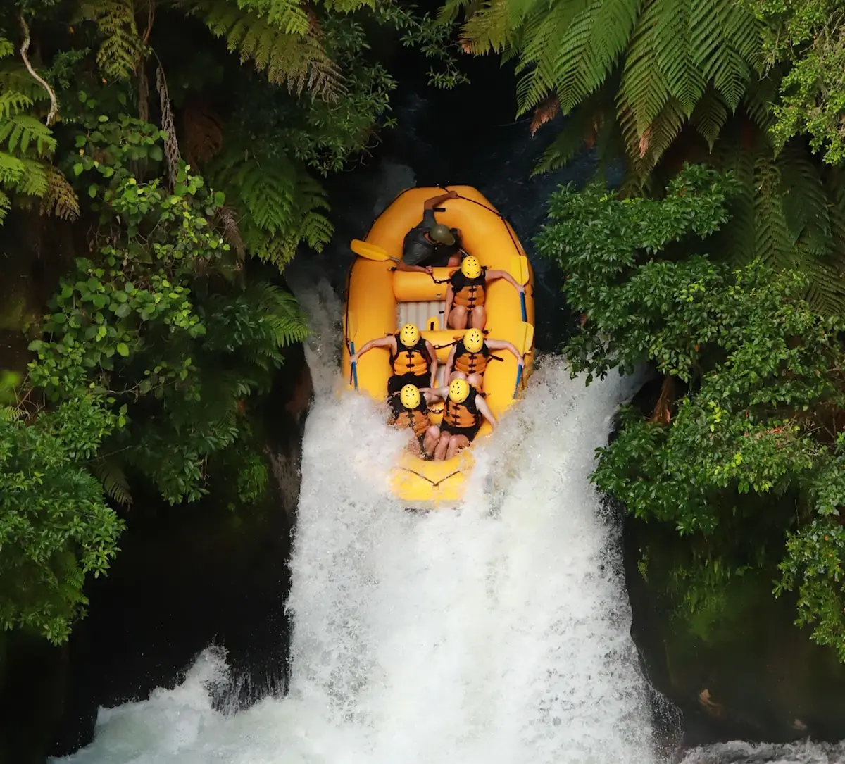 gele-rubberboot-op-wilde-rivier &middot; new-zealand-north-to-south