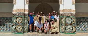 toeristen-poseren-in-verfraaid-paleis