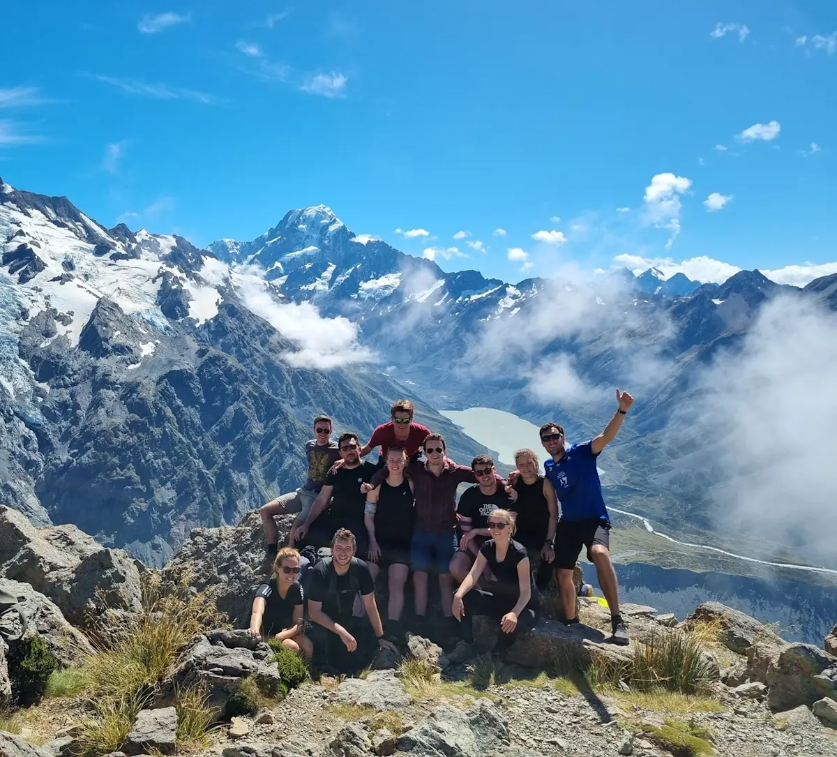 wandelaars-op-bergpas-met-sneeuwtoppen &middot; new-zealand-north-to-south