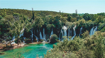 Zwemmen bij de Kravice watervallen