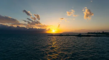 Boottour bij zonsondergang langs de kust van Vlorë