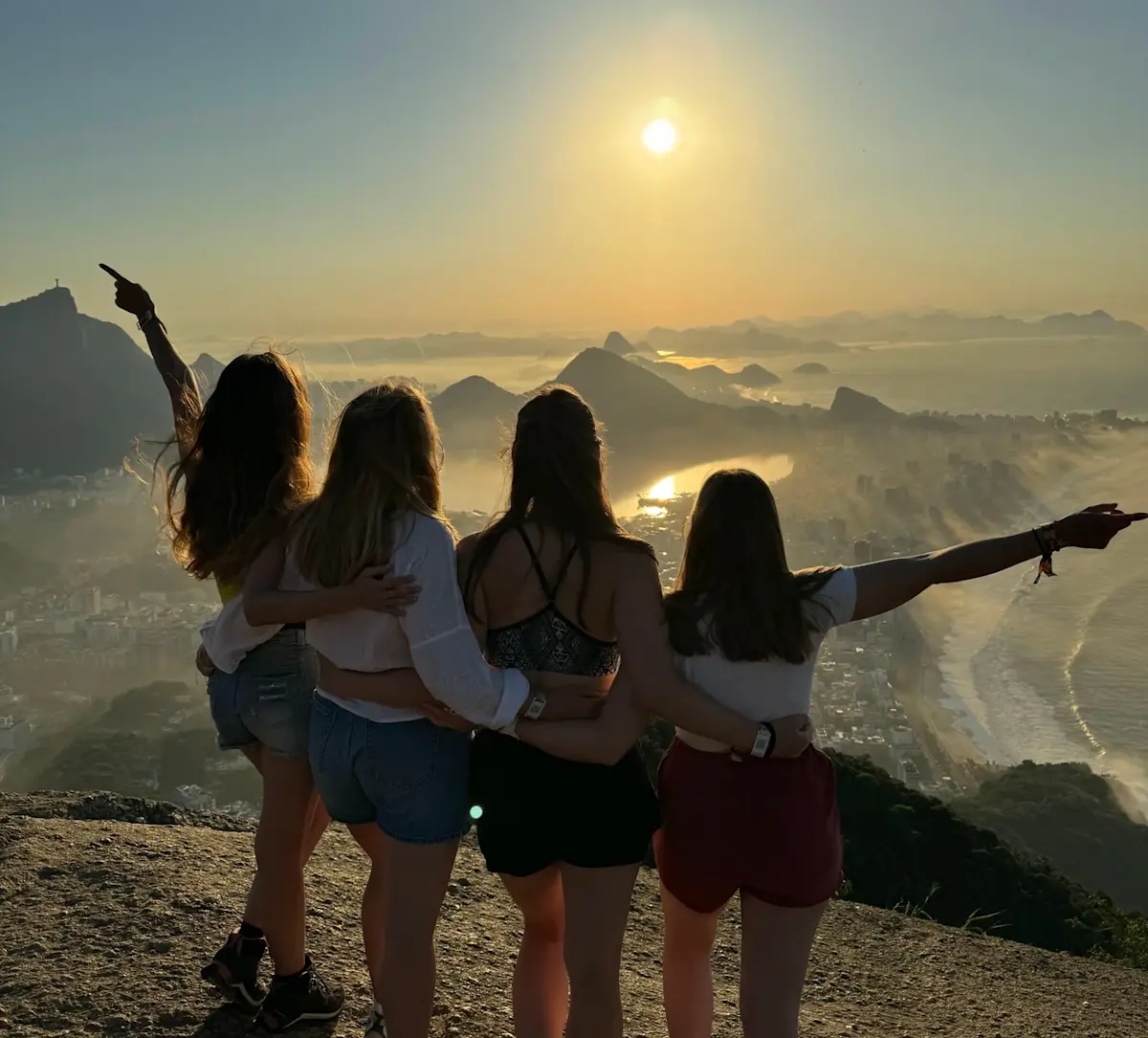 vrouwen-bewonderen-berglandschap-met-standbeeld-en-baai &middot; tropical-brazil