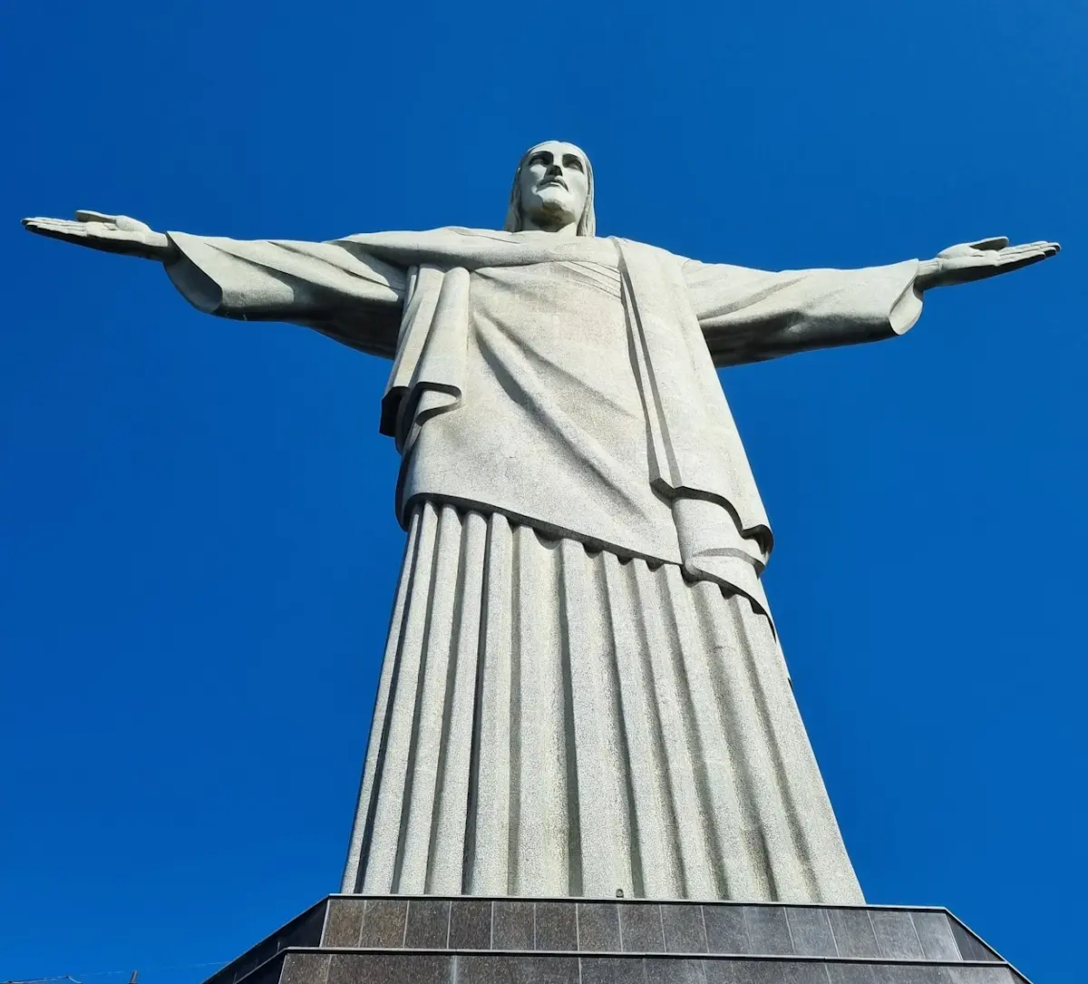 kolossaal-beeld-met-uitgestrekte-armen &middot; tropical-brazil