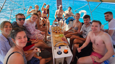 Zeil mee met een eigen privé yacht langs de onbekende stranden en baaien bij Naxos.