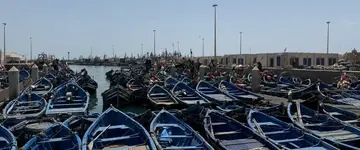 traditionele-blauwe-boten-in-vissershaven