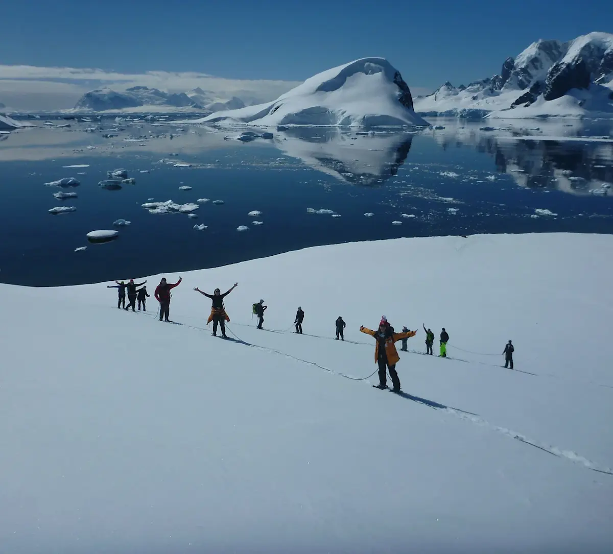 wandelaars-op-sneeuwwitte-ijsvlakte &middot; antarctica-the-full-experience