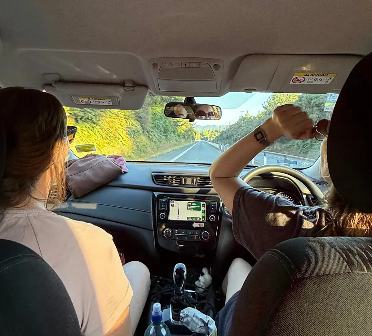roadtrip-door-bergachtig-groen-landschap &middot; new-zealand-north-to-south