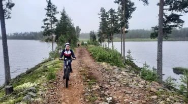 Mountainbike door de Zweedse bossen