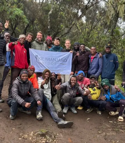 De crew van gidsen en begeleiders van de Kilimanjaro.