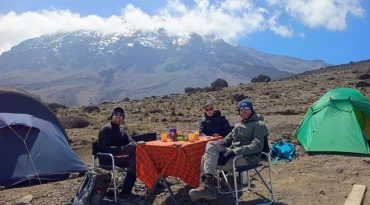 Over het Shira Plateau wandelen, een van de hoogste plateaus ter wereld.