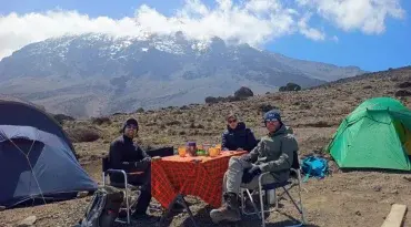 Over het Shira Plateau wandelen, een van de hoogste plateaus ter wereld.