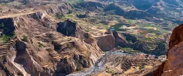 berglandschap-met-terrassenteelt-en-kronkelende-rivier
