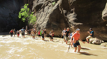 Word helemaal nat tijdens een wandeling door The Narrows in Zion National Park.