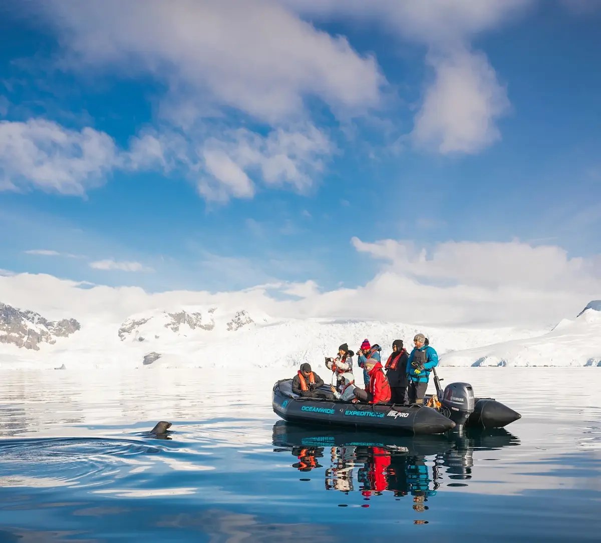 rubberboot-tussen-besneeuwde-bergen-en-gletsjers &middot; antarctica-the-full-experience