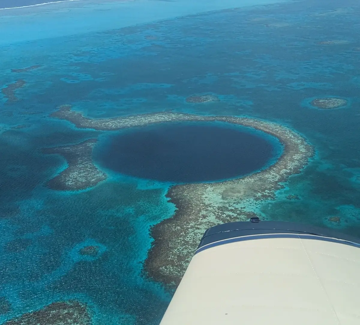 cirkelvormig-blauw-gat-in-turquoise-zee &middot; guatemala-en-belize-adventure