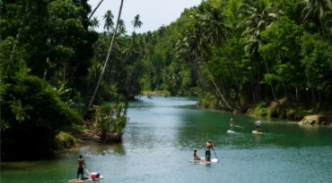 Sunset paddleboarden tussen vuurvliegjes in Bohol: pure magie.