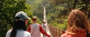 wandeling-over-een-hangebrug-in-berglandschap