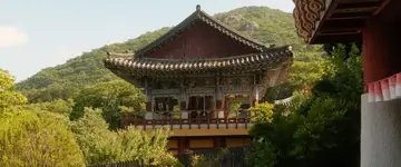 tempel-met-opgebogen-daken-in-bergen