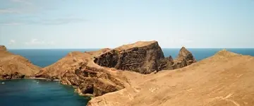 rotsig-eiland-in-turkooisblauwe-zee
