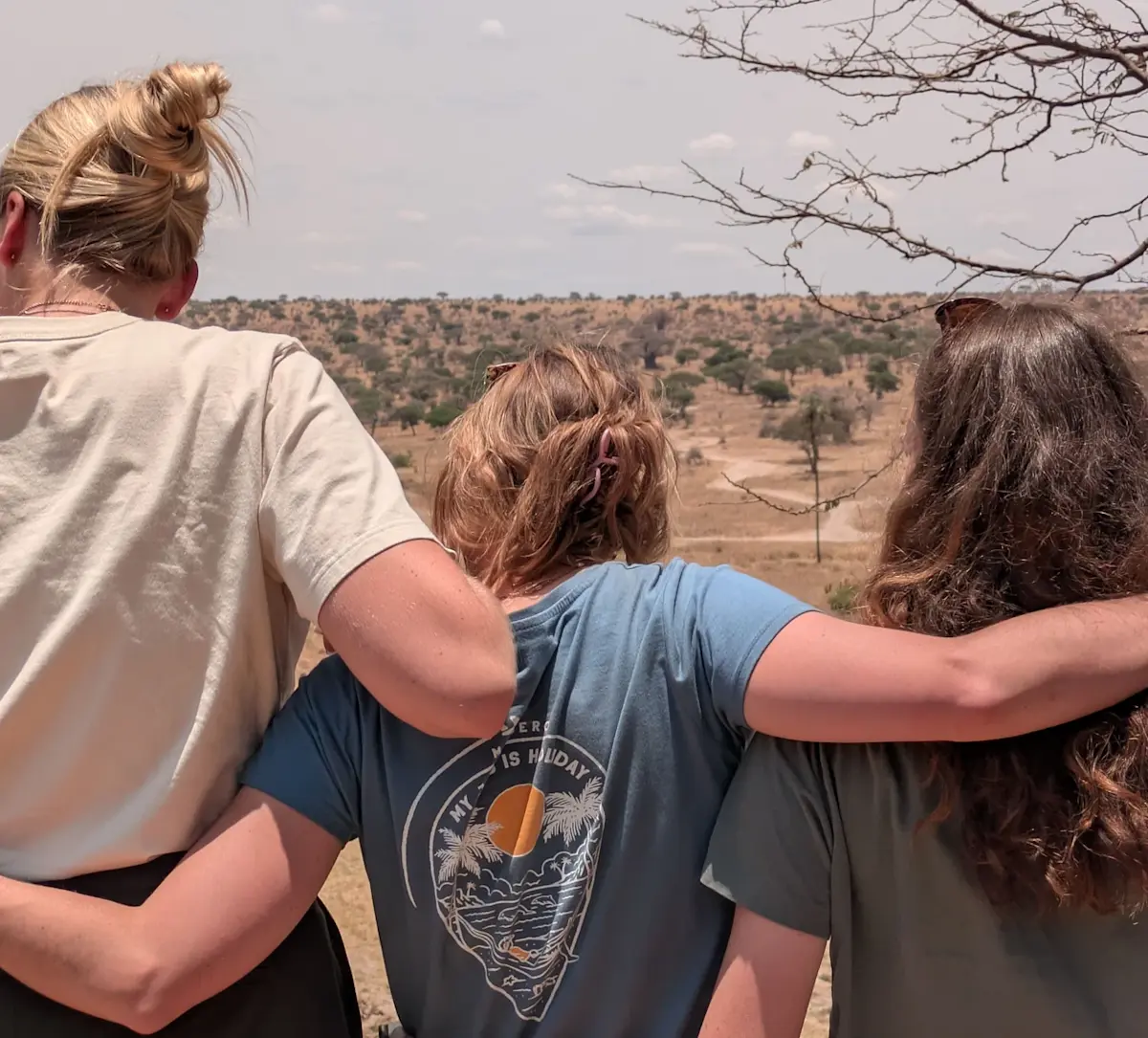 drie-vrienden-kijken-uit-over-savanne &middot; tanzania-en-zanzibar