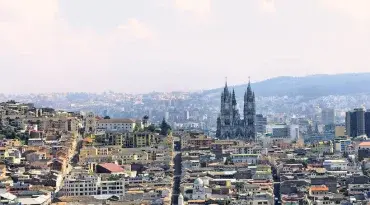 Stap over de evenaarlijn in de Zuid-Amerikaanse metropool Quito