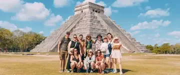 groep-reizigers-voor-imposante-piramide