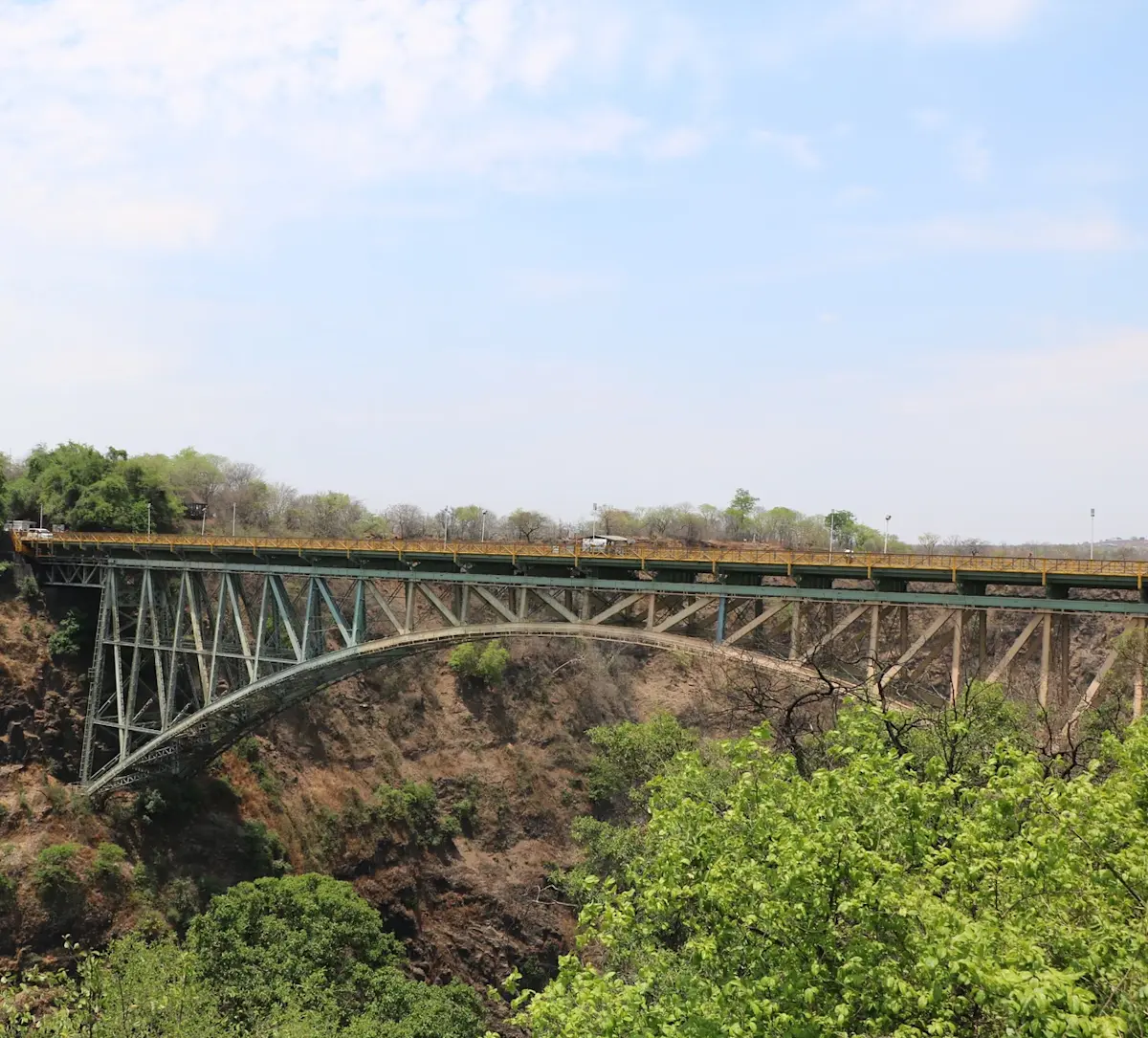 stalen-spoorwegbrug-over-diep-ravijn &middot; namibia-botswana-en-victoria-falls