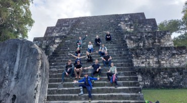 Beklim de trappen van de mooiste mayastad Tikal