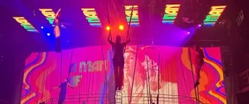 nachtconcert-met-kleurrijke-podiumverlichting