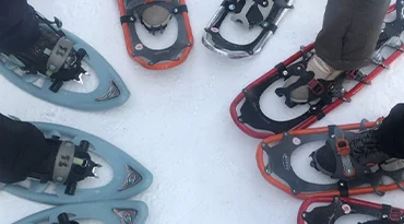 Snowshoe hiking door het prachtige landschap