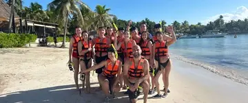 groep-toeristen-in-reddingsvesten-op-strand